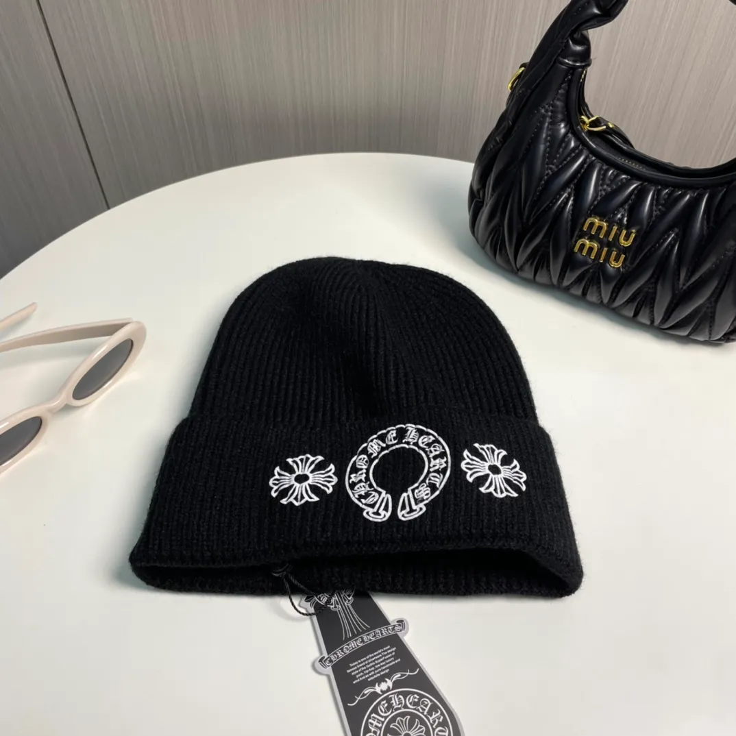 P60 🤍Chrome hearts new autumn and winter cross knitted hat🧶 One of the must-have hats in autumn and winter~ It really looks good on whoever wears it~, it is also a perfect match in black and white and gray in autumn~